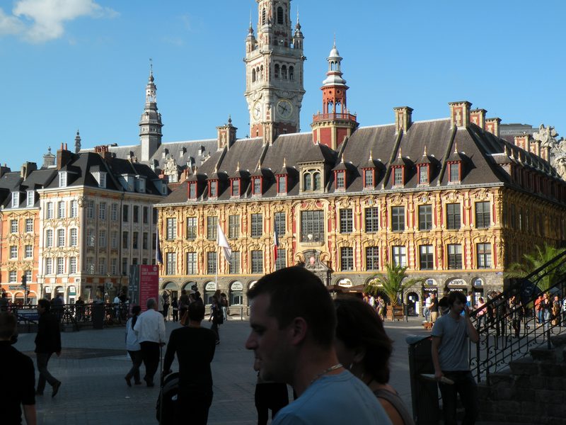  façade de la bourse baignée de soleil